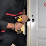 Qué medidas de seguridad debes tomar al instalar una puerta de PVC